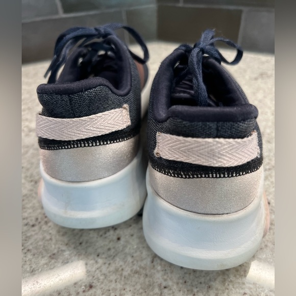 Girls Adidas Cloud Foam Shoes Size 4.5 - Picture 3 of 8